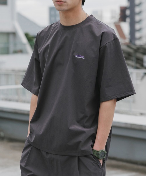 THOUSAND MILE(サウザンドマイル)の「THOUSAND MILE/サウザンドマイル SHORT SLEEVE T-SHIRT & LONG PANTS SET ストレッチ性 UVカット セットアップ 2026年春夏(セットアップ・メンズ・ブラック/チャコール・XS/M/L/XL)」の2枚目の写真