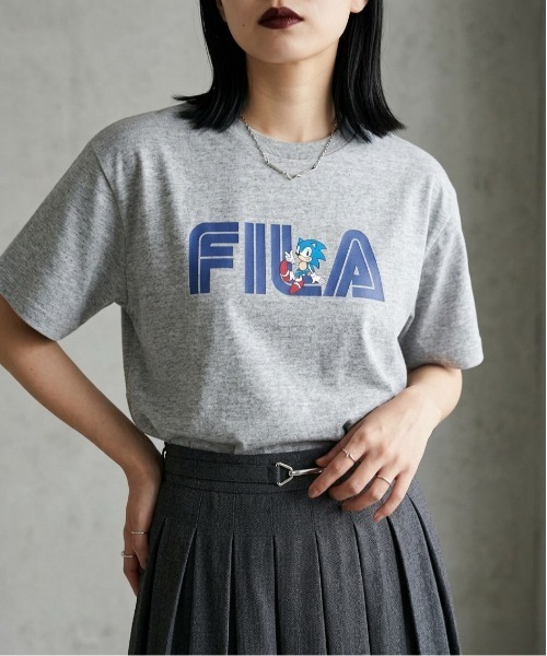 FILA(フィラ)の「S/S TEE / SEGA×FILAロゴプリントTシャツ(Tシャツ/カットソー・メンズ・グレー/ホワイト・M/S/XL/L)」の2枚目の写真