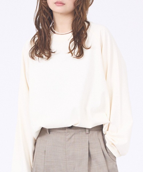 abahouse mavie(アバハウスマヴィ)の「【バックロゴ】ラグランプルオーバー(Tシャツ/カットソー・レディース・ベージュ/オフホワイト/チャコールグレー・フリー)」の1枚目の写真