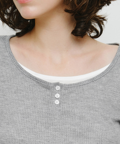 MONGDOL(モンドル)の「ヘンリーネックレイヤード半袖TシャツグレーMDTS097GRAY(Tシャツ/カットソー・レディース・その他・F)」の2枚目の写真