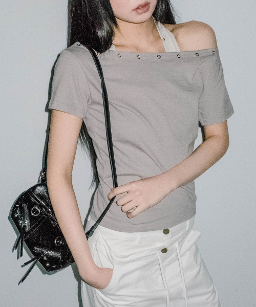 CHICKS（チックス）の「アイレットワンショルダー スリム 半袖 ダークベージュ（Tシャツ/カットソー・レディース・ダークベージュ・ONE SIZE）」の2枚目の写真