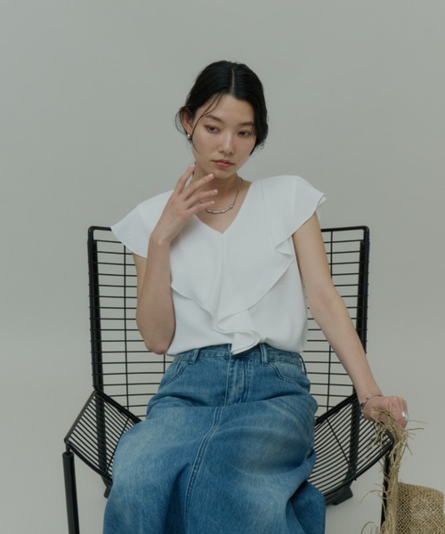 Plumel(プルメル)の「Ruffle Collar Sleeveless Blouse / ラッフルカラーノースリーブブラウス(シャツ/ブラウス・レディース・ベージュ/ホワイト/ブラック・MEDIUM)」の2枚目の写真