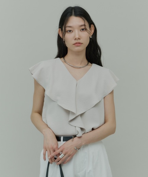 Plumel(プルメル)の「Ruffle Collar Sleeveless Blouse / ラッフルカラーノースリーブブラウス(シャツ/ブラウス・レディース・ベージュ/ホワイト/ブラック・MEDIUM)」の20枚目の写真