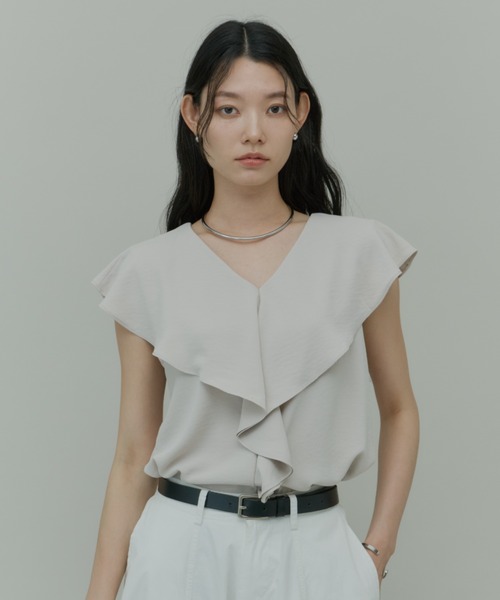 Plumel(プルメル)の「Ruffle Collar Sleeveless Blouse / ラッフルカラーノースリーブブラウス(シャツ/ブラウス・レディース・ベージュ/ホワイト/ブラック・MEDIUM)」の21枚目の写真