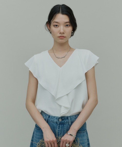 Plumel(プルメル)の「Ruffle Collar Sleeveless Blouse / ラッフルカラーノースリーブブラウス(シャツ/ブラウス・レディース・ベージュ/ホワイト/ブラック・MEDIUM)」の4枚目の写真