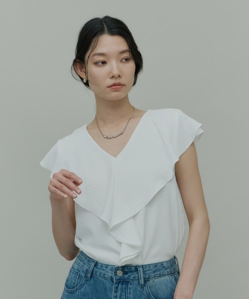 Plumel(プルメル)の「Ruffle Collar Sleeveless Blouse / ラッフルカラーノースリーブブラウス(シャツ/ブラウス・レディース・ベージュ/ホワイト/ブラック・MEDIUM)」の5枚目の写真