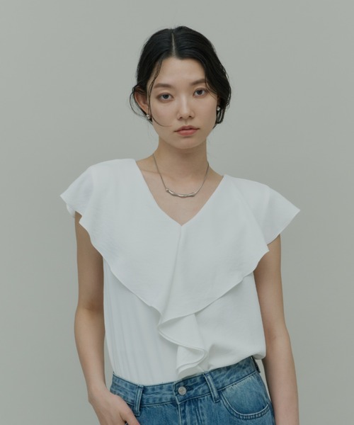 Plumel(プルメル)の「Ruffle Collar Sleeveless Blouse / ラッフルカラーノースリーブブラウス(シャツ/ブラウス・レディース・ベージュ/ホワイト/ブラック・MEDIUM)」の6枚目の写真