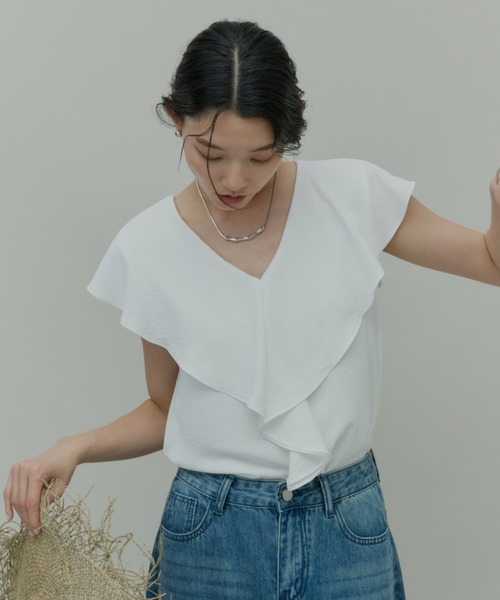Plumel(プルメル)の「Ruffle Collar Sleeveless Blouse / ラッフルカラーノースリーブブラウス(シャツ/ブラウス・レディース・ベージュ/ホワイト/ブラック・MEDIUM)」の7枚目の写真