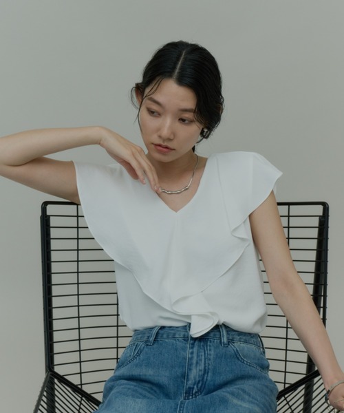 Plumel(プルメル)の「Ruffle Collar Sleeveless Blouse / ラッフルカラーノースリーブブラウス(シャツ/ブラウス・レディース・ベージュ/ホワイト/ブラック・MEDIUM)」の10枚目の写真