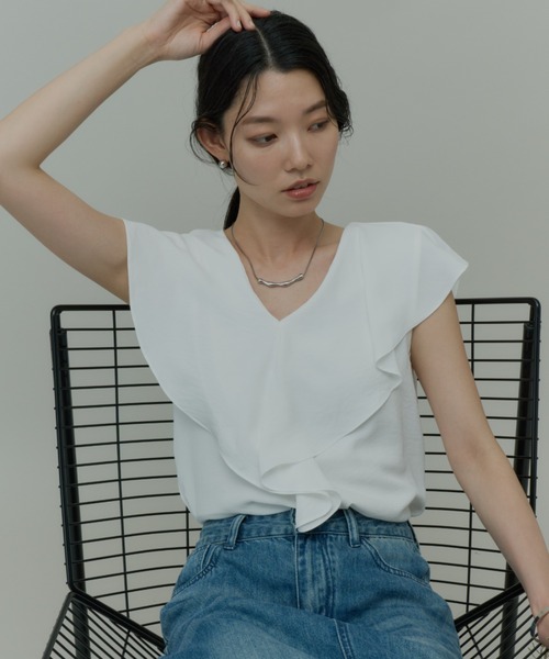 Plumel(プルメル)の「Ruffle Collar Sleeveless Blouse / ラッフルカラーノースリーブブラウス(シャツ/ブラウス・レディース・ベージュ/ホワイト/ブラック・MEDIUM)」の11枚目の写真
