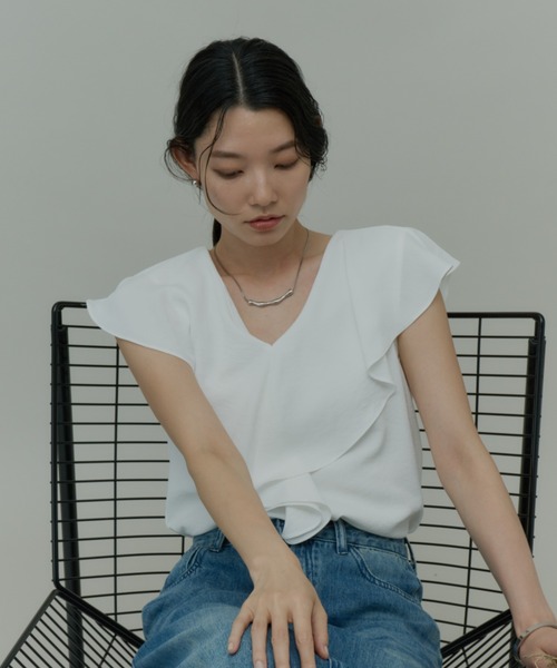 Plumel(プルメル)の「Ruffle Collar Sleeveless Blouse / ラッフルカラーノースリーブブラウス(シャツ/ブラウス・レディース・ベージュ/ホワイト/ブラック・MEDIUM)」の12枚目の写真