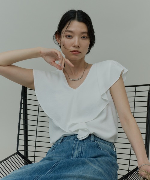 Plumel(プルメル)の「Ruffle Collar Sleeveless Blouse / ラッフルカラーノースリーブブラウス(シャツ/ブラウス・レディース・ベージュ/ホワイト/ブラック・MEDIUM)」の13枚目の写真