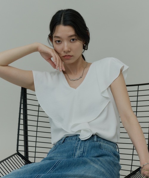 Plumel(プルメル)の「Ruffle Collar Sleeveless Blouse / ラッフルカラーノースリーブブラウス(シャツ/ブラウス・レディース・ベージュ/ホワイト/ブラック・MEDIUM)」の14枚目の写真
