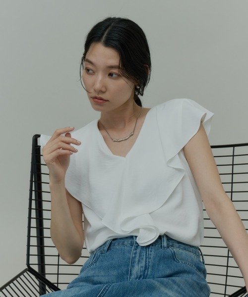 Plumel(プルメル)の「Ruffle Collar Sleeveless Blouse / ラッフルカラーノースリーブブラウス(シャツ/ブラウス・レディース・ベージュ/ホワイト/ブラック・MEDIUM)」の15枚目の写真