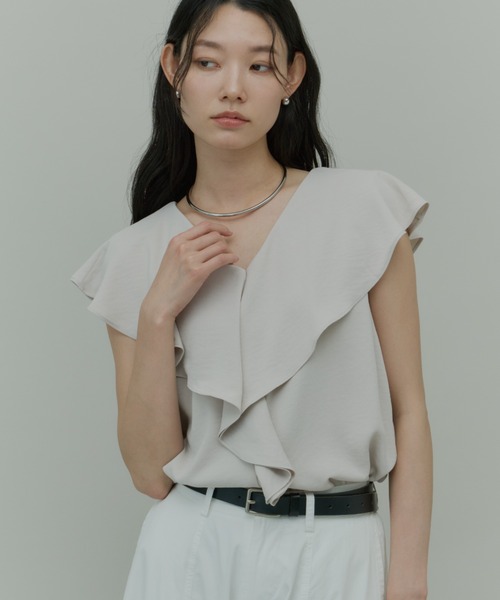 Plumel(プルメル)の「Ruffle Collar Sleeveless Blouse / ラッフルカラーノースリーブブラウス(シャツ/ブラウス・レディース・ベージュ/ホワイト/ブラック・MEDIUM)」の22枚目の写真