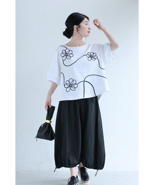 cawaii(カワイイ)の「繋がる花刺繍のカットソートップス(Tシャツ/カットソー・レディース・ホワイト・FREE)」の2枚目の写真