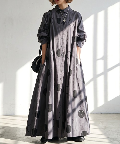 antiqua(アンティカ)の「ドット柄 Aライン シャツワンピース(シャツワンピース・レディース・アイボリー/スミクロ・P/R)」の2枚目の写真