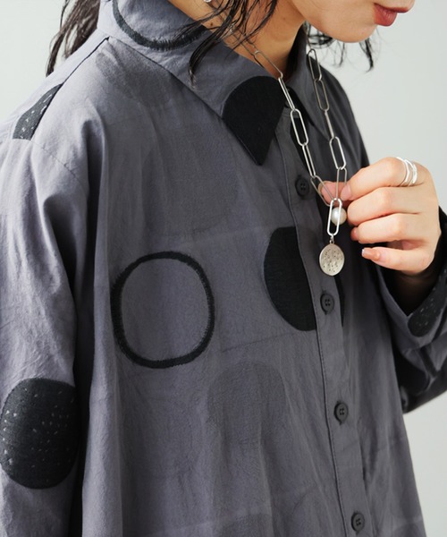 antiqua(アンティカ)の「ドット柄 Aライン シャツワンピース(シャツワンピース・レディース・アイボリー/スミクロ・P/R)」の8枚目の写真