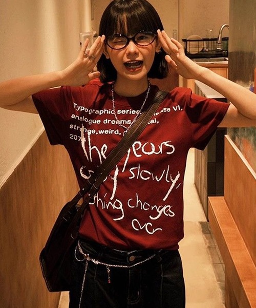 AsheKsha(アシクシャ)の「アルファベットプリントの半袖スリムフィットトップス(シャツ/ブラウス・レディース・ボルドー・M)」の1枚目の写真