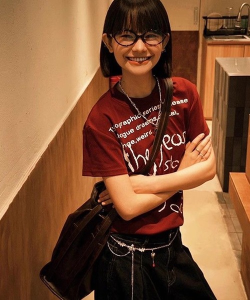 AsheKsha(アシクシャ)の「アルファベットプリントの半袖スリムフィットトップス(シャツ/ブラウス・レディース・ボルドー・M)」の3枚目の写真