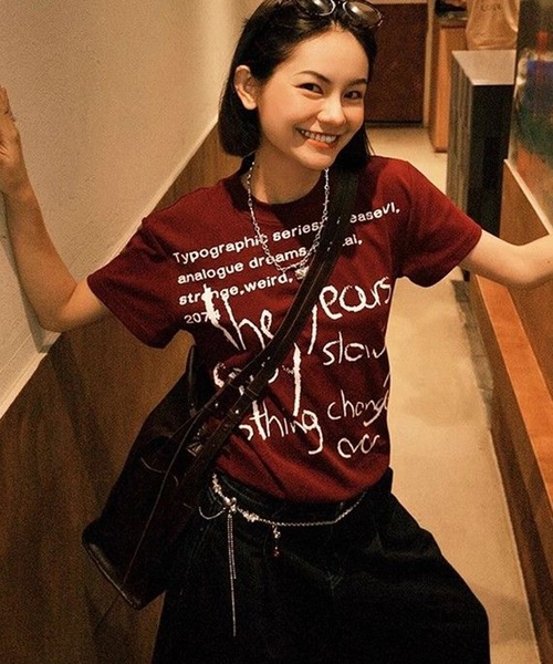 AsheKsha(アシクシャ)の「アルファベットプリントの半袖スリムフィットトップス(シャツ/ブラウス・レディース・ボルドー・M)」の4枚目の写真