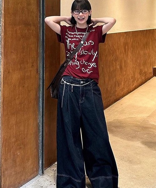 AsheKsha(アシクシャ)の「アルファベットプリントの半袖スリムフィットトップス(シャツ/ブラウス・レディース・ボルドー・M)」の5枚目の写真