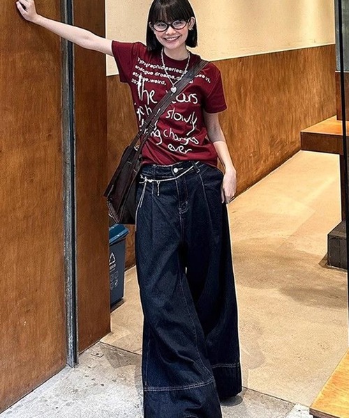AsheKsha(アシクシャ)の「アルファベットプリントの半袖スリムフィットトップス(シャツ/ブラウス・レディース・ボルドー・M)」の6枚目の写真
