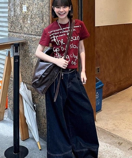 AsheKsha(アシクシャ)の「アルファベットプリントの半袖スリムフィットトップス(シャツ/ブラウス・レディース・ボルドー・M)」の7枚目の写真