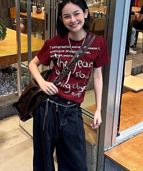 AsheKsha(アシクシャ)の「アルファベットプリントの半袖スリムフィットトップス(シャツ/ブラウス・レディース・ボルドー・M)」の17枚目の写真