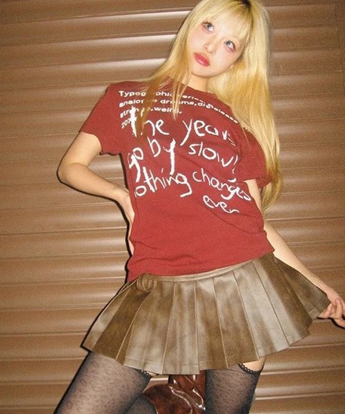 AsheKsha(アシクシャ)の「アルファベットプリントの半袖スリムフィットトップス(シャツ/ブラウス・レディース・ボルドー・M)」の20枚目の写真