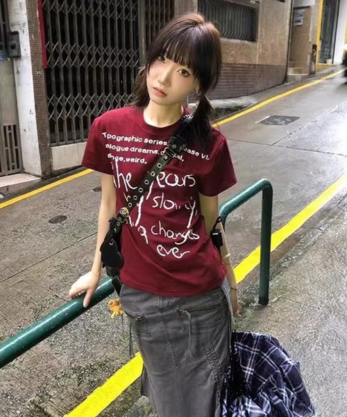 AsheKsha(アシクシャ)の「アルファベットプリントの半袖スリムフィットトップス(シャツ/ブラウス・レディース・ボルドー・M)」の10枚目の写真