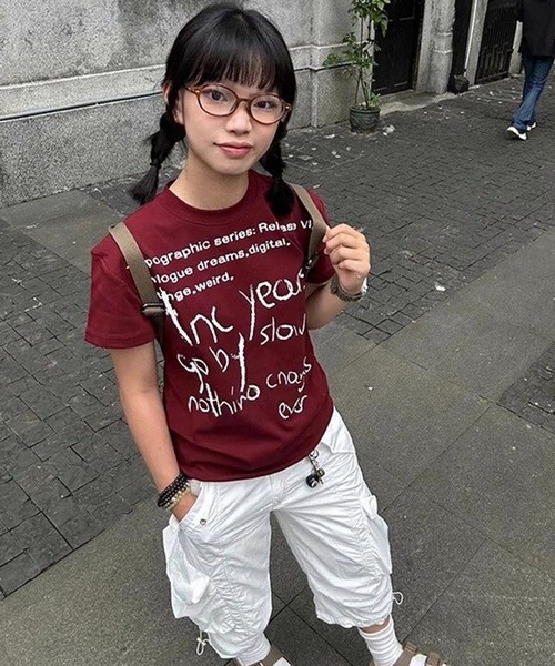 AsheKsha(アシクシャ)の「アルファベットプリントの半袖スリムフィットトップス(シャツ/ブラウス・レディース・ボルドー・M)」の13枚目の写真