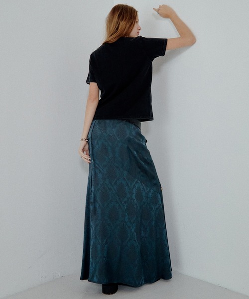 LE CIEL BLEU（ルシェルブルー）の「フリュードサテンマキシスカート / Fluid Satin Maxi Skirt（スカート・レディース・チャコールグレー・38/36/34）」の5枚目の写真