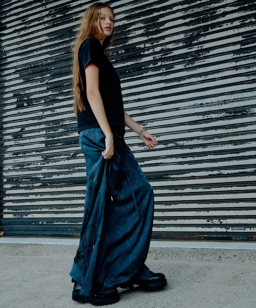 LE CIEL BLEU（ルシェルブルー）の「フリュードサテンマキシスカート / Fluid Satin Maxi Skirt（スカート・レディース・チャコールグレー・38/36/34）」の4枚目の写真
