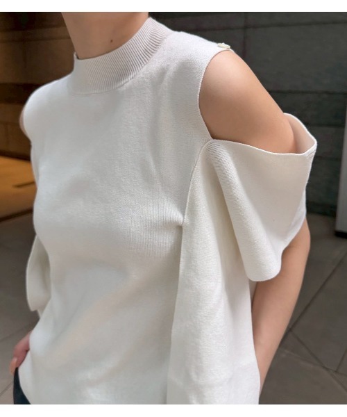 LE CIEL BLEU(ルシェルブルー)の「コールドショルダーニットトップ / Cold Shoulder Knit Top(ニット/セーター・レディース・ホワイト/ブラック/チャコールグレー・36)」の1枚目の写真
