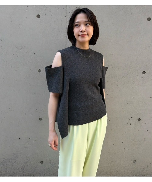 LE CIEL BLEU(ルシェルブルー)の「コールドショルダーニットトップ / Cold Shoulder Knit Top(ニット/セーター・レディース・ホワイト/ブラック/チャコールグレー・36)」の3枚目の写真