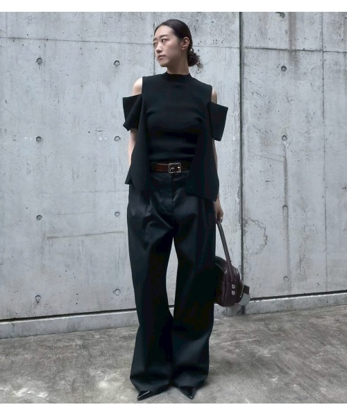 LE CIEL BLEU(ルシェルブルー)の「コールドショルダーニットトップ / Cold Shoulder Knit Top(ニット/セーター・レディース・ホワイト/ブラック/チャコールグレー・36)」の2枚目の写真