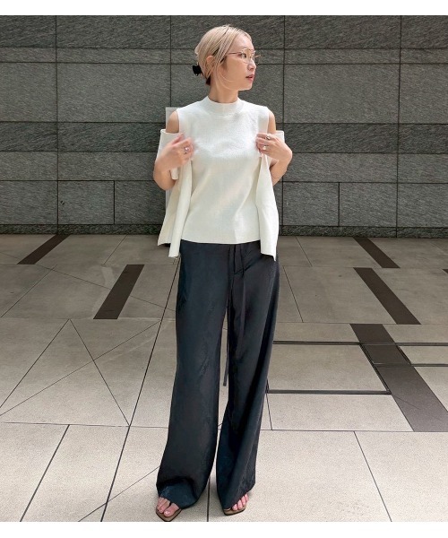 LE CIEL BLEU(ルシェルブルー)の「コールドショルダーニットトップ / Cold Shoulder Knit Top(ニット/セーター・レディース・ホワイト/ブラック/チャコールグレー・36)」の4枚目の写真