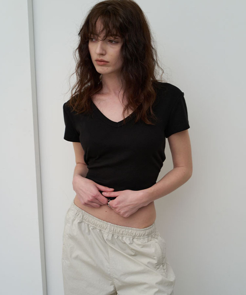 AENE(エイネ)の「VネックTシャツ(ホワイト)(Tシャツ/カットソー・レディース・ピンク/クリーム/ブラック/オリーブ/ホワイト・FREE)」の8枚目の写真