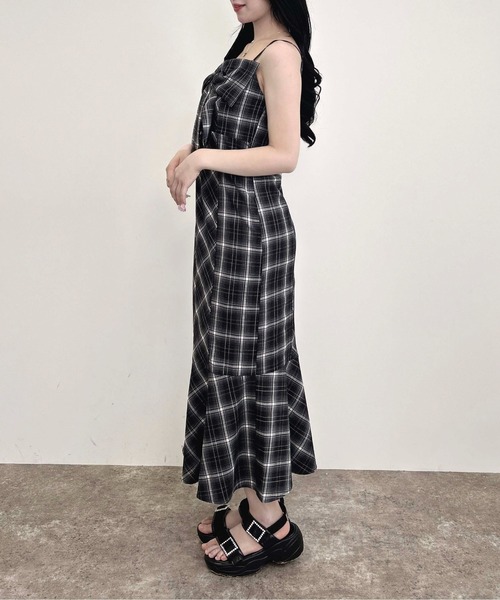 INGNI(イング)の「チェック柄リボンマーメイドキャミワンピース(ワンピース・レディース・ブラウン系その他2/ブラック系・M)」の8枚目の写真
