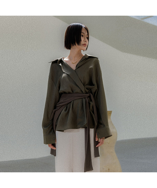 MEMUA(メムア)の「スフマート アンバランスブラウス(カーキ)(シャツ/ブラウス・レディース・アイボリー/カーキ/スカイブルー/ブラック・FREE)」の3枚目の写真