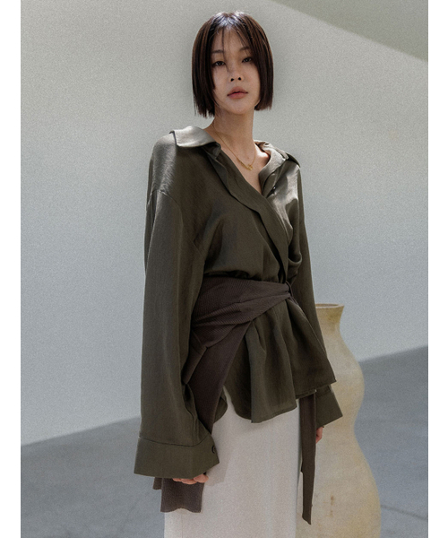 MEMUA(メムア)の「スフマート アンバランスブラウス(カーキ)(シャツ/ブラウス・レディース・アイボリー/カーキ/スカイブルー/ブラック・FREE)」の6枚目の写真