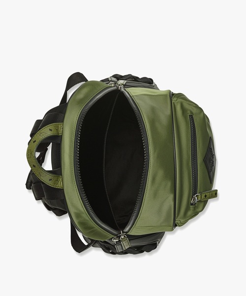 MCM（エムシーエム）の「Aren バックパック - ECONYL＆モノグラムプリントレザー（バックパック/リュック・メンズ・カーキ・ONE SIZE）」の4枚目の写真