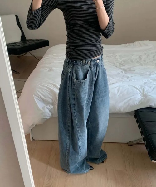 LOENNE(ロエヌ)の「Barrel Wide Jeans / バレルワイドデニム(デニムパンツ・レディース・ダークブルー・MEDIUM/SMALL)」の2枚目の写真