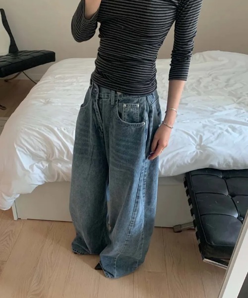 LOENNE(ロエヌ)の「Barrel Wide Jeans / バレルワイドデニム(デニムパンツ・レディース・ダークブルー・MEDIUM/SMALL)」の3枚目の写真
