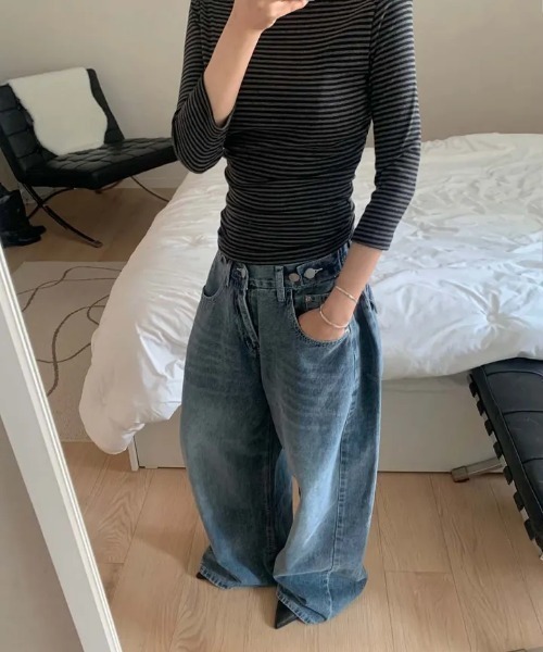 LOENNE(ロエヌ)の「Barrel Wide Jeans / バレルワイドデニム(デニムパンツ・レディース・ダークブルー・MEDIUM/SMALL)」の4枚目の写真