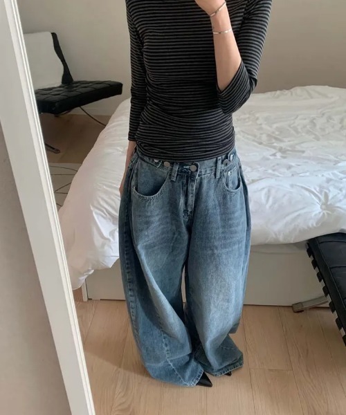 LOENNE(ロエヌ)の「Barrel Wide Jeans / バレルワイドデニム(デニムパンツ・レディース・ダークブルー・MEDIUM/SMALL)」の6枚目の写真