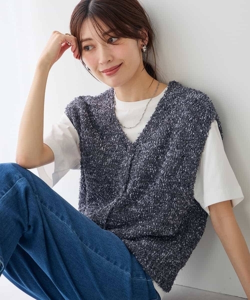 a.v.v(アーヴェヴェ)の「前後2WAY/意匠糸ニットベスト(ニット/セーター・レディース・チャコールグレー/ブラック・39)」の1枚目の写真