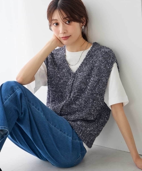 a.v.v(アーヴェヴェ)の「前後2WAY/意匠糸ニットベスト(ニット/セーター・レディース・チャコールグレー/ブラック・39)」の17枚目の写真