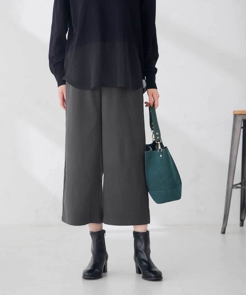 a.v.v(アーヴェヴェ)の「スエード ライク ガウチョパンツ(その他パンツ・レディース・チャコールグレー/ブラック・34/36/38/40/42)」の1枚目の写真